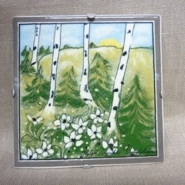 Arabia seinälaatta, Kevät Herää, suunnittelija Heljä Liukko-Sundström, Kevät Herää, pieni, serikuva