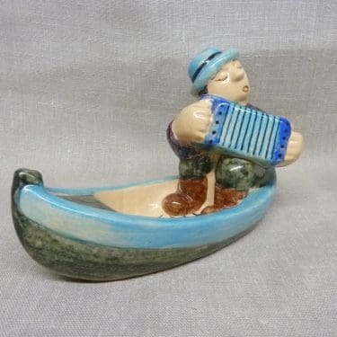 Kupittaan savi 868 figuuri, suunnittelija , käsinmaalattu, signeerattu, naivismi