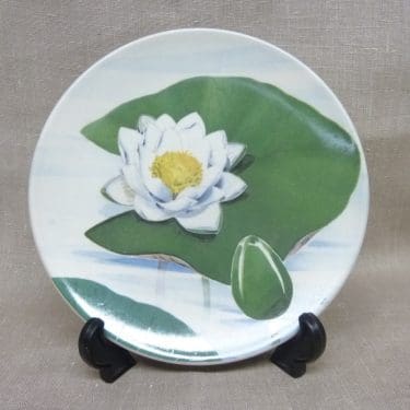 Arabia Maakuntakukka seinälautanen, Lumme, suunnittelija Kirsti Brandt, Lumme, suuri, serikuva, maakuntakukka