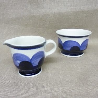 Arabia Paju sokerikko ja kermakko, sininen, suunnittelija Anja Jaatinen-Winquist, käsinmaalattu, signeerattu