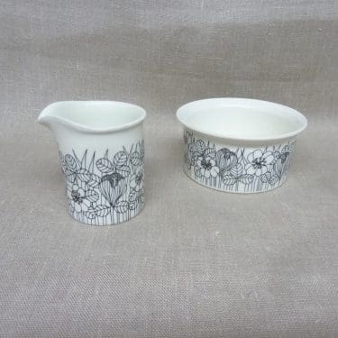 Arabia Krokus sokerikko ja kermakko, mustavalkoinen, suunnittelija Esteri Tomula, serikuva, kukka-aihe