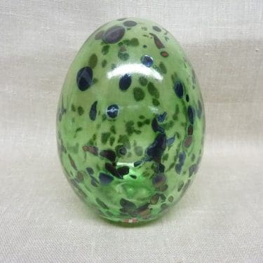 Nuutajärvi koristemuna, Sihteerin Muna, suunnittelija Oiva Toikka, Sihteerin Muna, vihreä, signeerattu ja numeroitu, tilaustyö