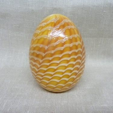 Nuutajärvi vuosimuna koristemuna, 1996 Hakin Muna, suunnittelija Oiva Toikka, 1996 Hakin Muna, kultatopaasi, signeerattu