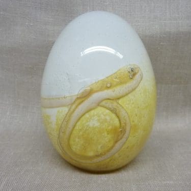 Nuutajärvi vuosimuna koristemuna, 2006 Pälviallin Muna, suunnittelija Oiva Toikka, 2006 Pälviallin Muna, vaalea, lysteri raita, signeerattu ja numeroitu