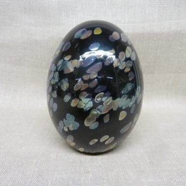 Nuutajärvi vuosimuna koristemuna, 2003 Korpikäen Muna, suunnittelija Oiva Toikka, 2003 Korpikäen Muna, lysteritäplät, signeerattu ja numeroitu