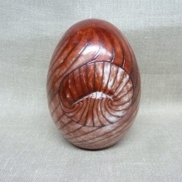 Nuutajärvi vuosimuna koristemuna, 2010 Ruusunnupun Muna, suunnittelija Oiva Toikka, 2010 Ruusunnupun Muna, punavalkoinen, signeerattu ja numeroitu