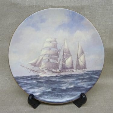 Arabia Merilinja seinälautanen, Purjealus Kuunarilaiva Uljas, suunnittelija Adolf Bock, Purjealus Kuunarilaiva Uljas, serikuva, laiva-aihe