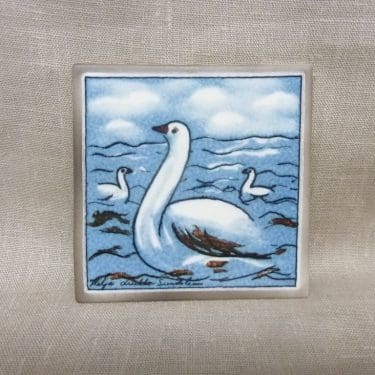 Arabia Joutsen koristelaatta, suunnittelija Heljä liukko-Sundström, pieni, serikuva, signeerattu