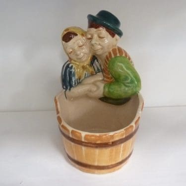 Kupittaan savi Matti ja Maija figuuri, suunnittelija Artturi Numminen, käsinmaalattu, signeerattu