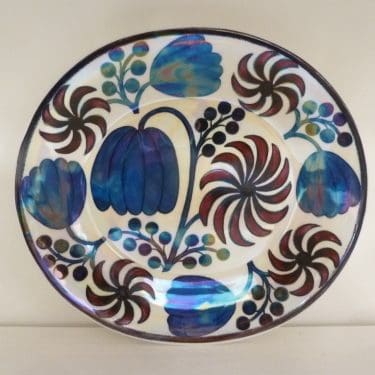 Arabia BK koristelautanen, sininen, punainen, suunnittelija Birger Kaipiainen, pieni, lysteri, signeerattu