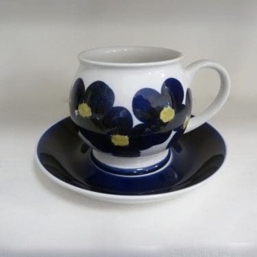 Arabia Helluntai kuppi, koboltinsininen, suunnittelija Esteri Tomula, suuri, käsinmaalattu, signeerattu