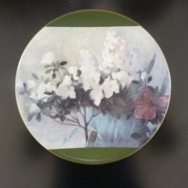 Arabia Atsalea ja hyasintteja koristelautanen, suunnittelija Helene Schjerfbeck, serikuva, kukka-aihe