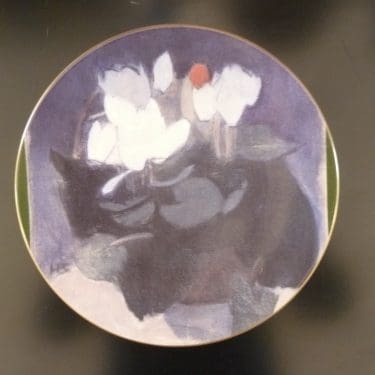 Arabia Syklaami maljakossa koristelautanen, suunnittelija Helene Schjerfbeck, serikuva, kukka-aihe