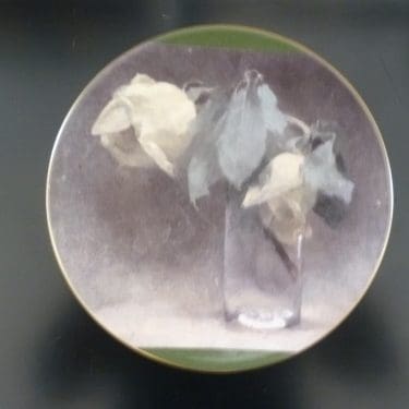 Arabia Keltaisia ruusuja lasissa koristelautanen, suunnittelija Helene Schjerfbeck, serikuva, kukka-aihe