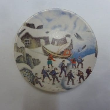 Arabia koristelautanen, Suomalaiset Valaita Katsomassa, suunnittelija Andreas Alariesto, Suomalaiset Valaita Katsomassa, pieni, Lappi-aihe, naivismi