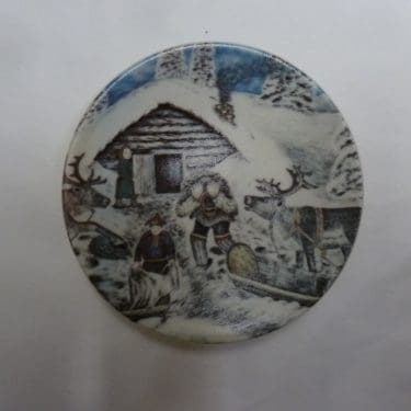 Arabia koristelautanen, Suurikokoinen Mies, suunnittelija Andreas Alariesto, Suurikokoinen Mies, pieni, Lappi-aihe, naivismi