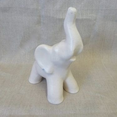 Kupittaan savi 359 III eläinfiguuri, valkoinen, suunnittelija Kerttu Suvanto-Vaajakallio, norsuaihe