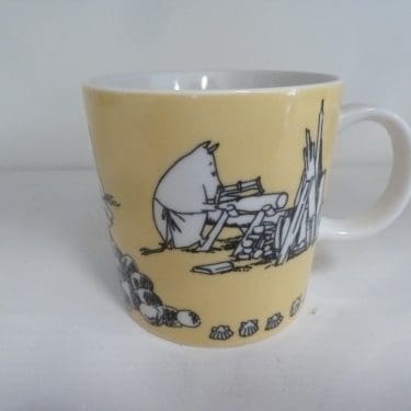 Arabia Muumi muki, keltainen, suunnittelija Tove Slotte, Tove Jansson, serikuva, muumi-aihe, 5694