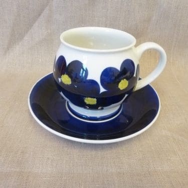 Arabia Helluntai kuppi ja lautanen, vihreä, suunnittelija Esteri Tomula, 60 cl, käsinmaalattu, kukka-aihe