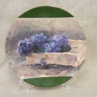 Arabia seinälautanen, Sinivuokkoja Pärekorissa, suunnittelija Helene Schjerfbeck, Sinivuokkoja Pärekorissa, kukka-aihe