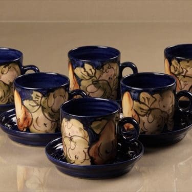 Savitorppa mukit ja lautaset, 6 kpl, suunnittelija , käsinmaalattu, signeerattu