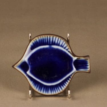 Arabia Kala seinälaatta, suunnittelija Gunvor Olin-Grönqvist, käsinmaalattu, signeerattu