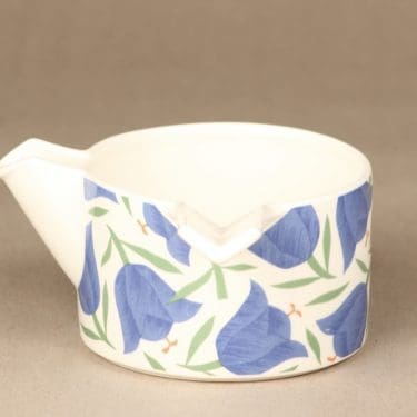 Arabia Balladi kastikekaadin, suunnittelija Heikki Orvola, serikuva, kukka-aihe