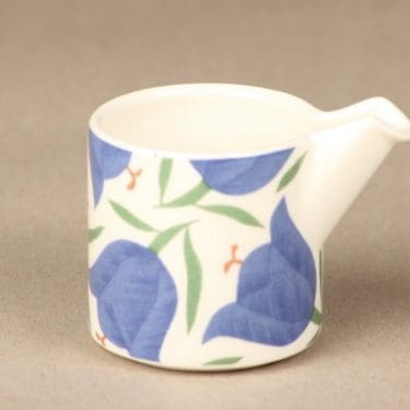 Arabia Balladi kermakko, suunnittelija Heikki Orvola, serikuva, kukka-aihe