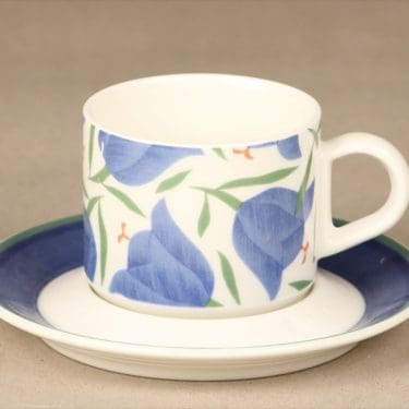 Arabia Balladi kahvikuppi, suunnittelija Heikki Orvola, serikuva, kukka-aihe