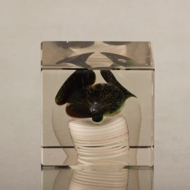 Nuutajärvi Vuosikuutio taidelasi, kirkas, punainen, suunnittelija Oiva Toikka, signeerattu, numeroitu