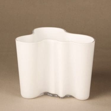 Iittala Savoy maljakko, valkoinen, suunnittelija Alvar Aalto, signeerattu