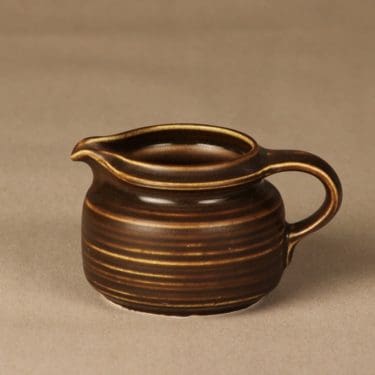 Arabia Kaarna kermakko, ruskea, suunnittelija Göran Bäck, lasite