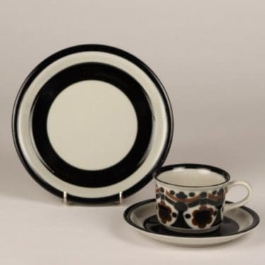 Arabia Riikka kahvikupit, musta-ruskea, suunnittelija Anja Jaatinen-Winqvist,