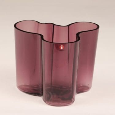 Iittala Savoy maljakko, tumma lila, suunnittelija Alvar Aalto, signeerattu