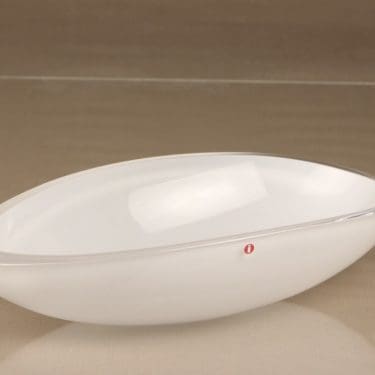Iittala Peace taidelasi, valkoinen, suunnittelija Kerttu Nurminen, opaalilasi, signeerattu