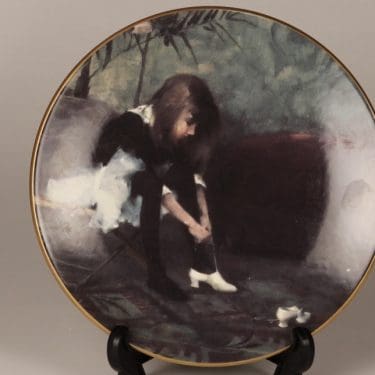 Arabia Tanssiaiskengät koristelautanen, suunnittelija Helene Schjerfbeck, serikuva, lapsiaihe