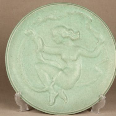 Kupittaan savi Keinumorsian seinälautanen, vihreä, suunnittelija Väinö Aaltonen,