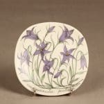 Arabia Botanica koristelautanen, Harakankello, suunnittelija Esteri Tomula, Harakankello, serikuva, kukka-aihe