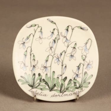 Arabia Botanica koristelautanen, Nuottaruoho, suunnittelija Esteri Tomula, Nuottaruoho, serikuva, kukka-aihe