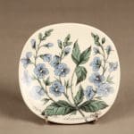 Arabia Botanica koristelautanen, Nurmitädyke, suunnittelija Esteri Tomula, Nurmitädyke, serikuva, kukka-aihe