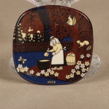 Arabia Kalevala factory visit mini wall plate 1986 designer Raija Uosikkinen 