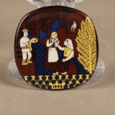 Arabia Kalevala factory visit mini wall plate 1992 designer Raija Uosikkinen