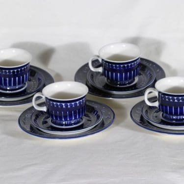 Arabia Valencia kahvikupit, käsinmaalattu, 4 kpl, suunnittelija Ulla Kraemer, käsinmaalattu, signeerattu