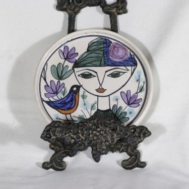 Kupittaan savi koristelautanen, käsinmaalattu, suunnittelija Laila Zink, käsinmaalattu, signeerattu