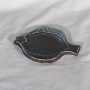 Arabia Kala seinälaatta, käsinmaalattu, suunnittelija Gunvor Olin-Grönqvist, käsinmaalattu, signeerattu