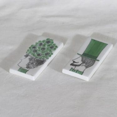 Arabia seinälaatat, käsinmaalattu, 2 kpl, suunnittelija Gunvor Olin-Grönqvist, käsinmaalattu, signeerattu