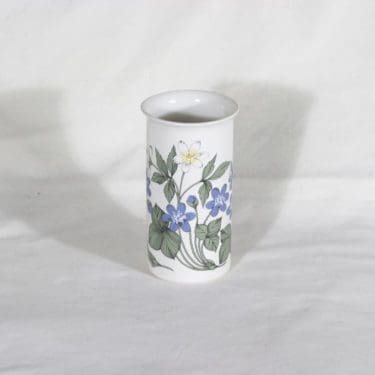 Arabia Botanica maljakko, Sini- ja valkovuokko, suunnittelija Esteri Tomula, Sini- ja valkovuokko