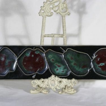 Arabia AH seinälaatta, hedelmäaihe, suunnittelija Annikki Hovisaari, hedelmäaihe, signeerattu, käsinmaalattu