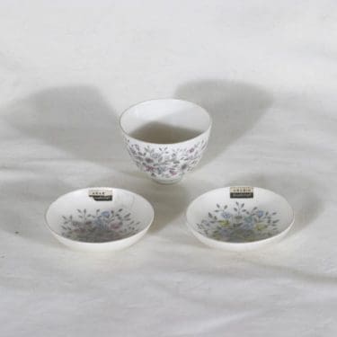 Arabia Fennica vadit, painettu ja käsinmaalattu, 3 kpl, suunnittelija Esteri Tomula, painettu ja käsinmaalattu, pieni, signeerattu