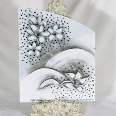 Arabia seinälaatta, Kukkia Pohjoisesta, suunnittelija Heljä Liukko-Sundström, Kukkia Pohjoisesta, signeerattu